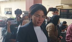 4 Jam Diperiksa Polisi, Nikita Mirzani Serahkan Sebuah Bukti Penting - JPNN.com