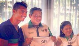 SBY dan Istri Dapat Kaos dari Christiano Ronaldo - JPNN.com