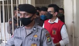 Divonis 4 Tahun Penjara, Adam Deni Langsung Hampiri 2 Perempuan Ini - JPNN.com