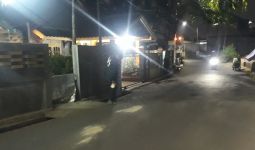 Pria Beratribut Polisi Diduga Menusuk Ibu dan Anak di Bekasi, Gempar - JPNN.com