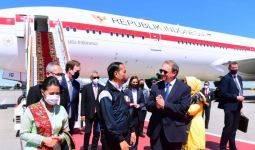 Jokowi Tiba di Rusia, Lihat Siapa Orang yang Menyambutnya saat Pintu Pesawat Dibuka - JPNN.com
