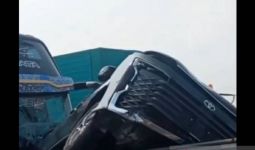 Kecelakaan Beruntun di Tol Jakarta-Cikampek, 1 Bus-4 Mobil - JPNN.com