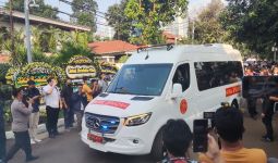 Mobil Milik Luhut Masuk Iring-iringan Ambulans Jenazah Menteri Tjahjo  - JPNN.com