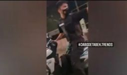 Siapa Pria Beratribut Polisi yang Viral Menusuk Ibu & Anak di Bekasi? - JPNN.com