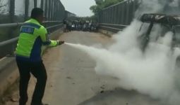 Angkot Terbakar di Jembatan atas Tol, 2 Brigadir Ini Gerak Cepat - JPNN.com