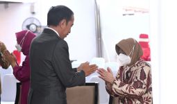 Pulang dari UAE, Jokowi Langsung Melayat ke Rumah Duka Tjahjo Kumolo - JPNN.com