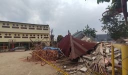 Gedung Sekolah Roboh di Palembang, Satu Pekerja Bangunan Tewas - JPNN.com