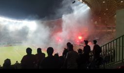 Indonesia vs Vietnam: Ulah Buruk Suporter Bikin Tribune Stadion Patriot seperti Terbakar - JPNN.com