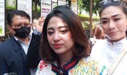 Dewi Perssik Sebut Angga Wijaya Menangis Saat Mediasi: Masih Sayang Saya - JPNN.com