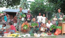 Personel Satgas TNI Berbelanja Hasil Kebun Masyarakat Papua, Nih Tujuannya - JPNN.com