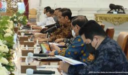 Kasus Covid Meninggi, Vaksinasi Booster Rendah, Nama Siapa yang Jokowi Singgung Pertama Kali - JPNN.com