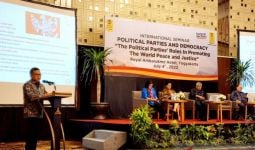 Lulus dari Unhan, Hasto Bakal Mengkaji Kepemimpinan Megawati di UI - JPNN.com