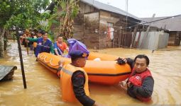 Kota Banjarbaru Dilanda Banjir, Tim SAR Brimob Fokus Mengevakuasi Balita dan Lansia - JPNN.com