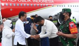 Jokowi Tiba di Medan, Para Pejabat Bawa Istri Menyambut, Kecuali Bobby - JPNN.com