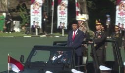 Periksa Pasukan Upacara HUT Bhayangkara, Bukan Jenderal yang Mendampingi Jokowi di Atas Mobil, Lihat - JPNN.com