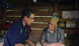 Sandiaga Uno Bawa Kakek Jilus ke Dokter THT di Desa Silokek - JPNN.com