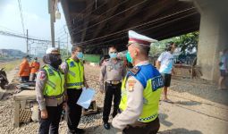 Pengendara Motor Tertabrak Dua Kereta di Kota Bekasi, Isep Selamat dari Maut, tetapi.. - JPNN.com