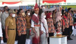 Jokowi Datang dengan Pakaian Batak Toba, Ada Tongkat dari Pemuka Adat, Maksudnya? - JPNN.com