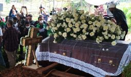 Begini Suasana Pemakaman Bob Tutupoly, Keluarga Tampak Tegar - JPNN.com