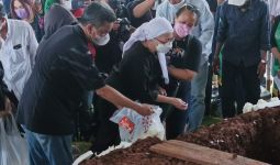 Mengharukan, Tangis Istri Saat Pemakaman Bob Tutupoly - JPNN.com