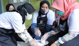 Sukarelawan UKM Sahabat Sandiuno Bogor Beri Pelatihan Membuat Kerupuk Cangkalang - JPNN.com