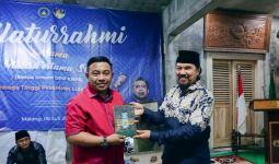 Sambangi Pesantren NU, Ketum KNPI Diberi Hadiah Buku Sunan Giri - JPNN.com