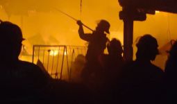 Kebakaran Melanda Permukiman Warga di Area Pasar Simpang Haru Padang - JPNN.com