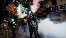 Demonstran Serbu Kediaman Presiden, Barikade Polisi Dihantam, Mencekam! - JPNN.com