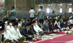 Lihat, Siapa 2 Tokoh yang Salat di Samping Jokowi di Masjid Istiqlal? - JPNN.com