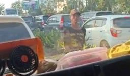 Tolak Beri Uang, Preman Bersajam Bacok Sopir Truk di Simpang Macan Lindungan - JPNN.com