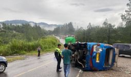 Bus Sarat Penumpang Tabrak Motor, Terbalik, 8 Orang Terluka - JPNN.com