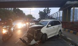 Lengah Saat Menyetir, Sopir Avanza Putih Dilarikan ke Rumah Sakit, Lihat Kondisi Mobilnya - JPNN.com