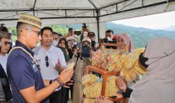 Momen Sandiaga Ditantang Mak-Mak Untuk Beri Nama Kerupuk Ubi di Gorontalo - JPNN.com