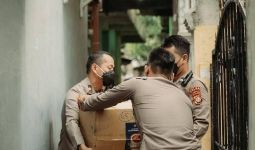 Polisi dan Sukarelawan SiapBergerak Mendistribusikan 11 Ton Rendang ke Masyarakat - JPNN.com