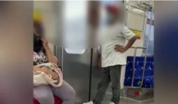 Tertidur di Kursi Kereta, Seorang Wanita Hampir Dilecehkan Pria Ini, Lihat tuh - JPNN.com