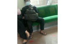 Viral, Pria Ini Diduga Melecehkan Wanita yang Tertidur di KRL, Bejat - JPNN.com