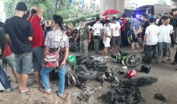 Polisi Olah TKP Sebelum dan Sesudah Kecelakaan Truk Pertamina di Cibubur - JPNN.com