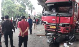 Korban Kecelakaan Maut Truk Pertamina Dievakuasi ke RS Polri, Prajurit TNI Berdatangan - JPNN.com