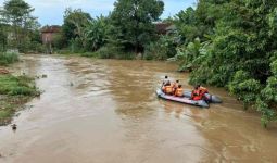 Tenggelam di Sungai Ciwaringin, Santri Ditemukan Sudah Meninggal Dunia - JPNN.com
