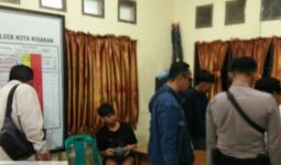 Minum Tuak Sambil Bawa Arit-Parang, Remaja Siap Perang - JPNN.com