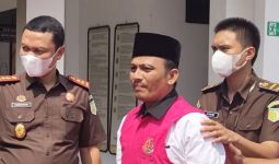 Korupsi Dana Desa, Kades Kelayang Ditahan, Lihat Tuh Tampangnya - JPNN.com