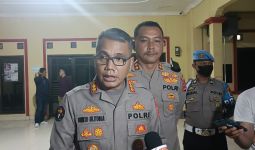 Perwira Memimpin, 3 Polwan Mendampingi, Nikita Mirzani Langsung Diangkut ke Kantor Polisi - JPNN.com