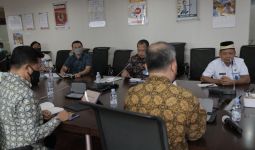 Bupati Lampung Timur Monitor Penanganan dan Pembersihan Ceceran Minyak - JPNN.com