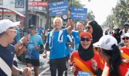 Momen Mesra Ganjar Bersama Istri Saat Ikut Lomba Maraton di Bandung - JPNN.com