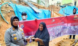 Polwan Polda Maluku Santuni Korban Banjir dan Longsor di Ambon - JPNN.com