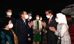 Malam-malam, Jokowi Tiba di Korsel, Kim Hyun-soo Ikut Menyambut - JPNN.com
