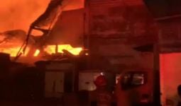 Pabrik di Kalideres Terbakar, 110 Personel Damkar Dikerahkan - JPNN.com