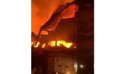 Kebakaran Besar Pabrik Garmen di Jakbar, Lihat Tuh Fotonya - JPNN.com