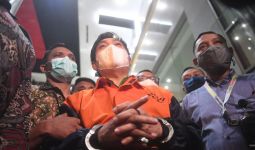 Lihat Tangan Mardani Maming saat Keluar dari Gedung KPK - JPNN.com