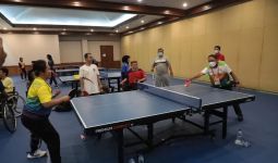 Momen Menpora Amali Bersama Atlet Para Tenis Meja ASEAN Para Games Solo 2022 - JPNN.com